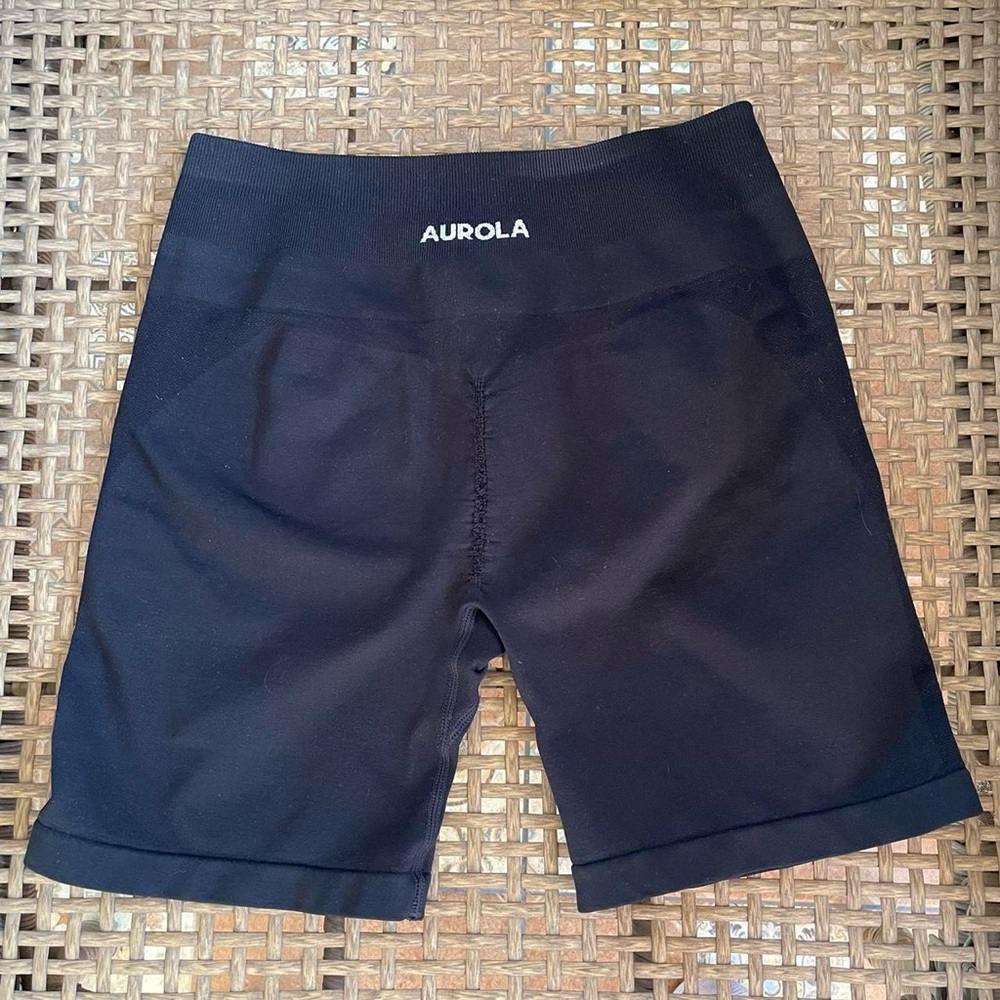 Aurola black butt scrunch activewear shorts
